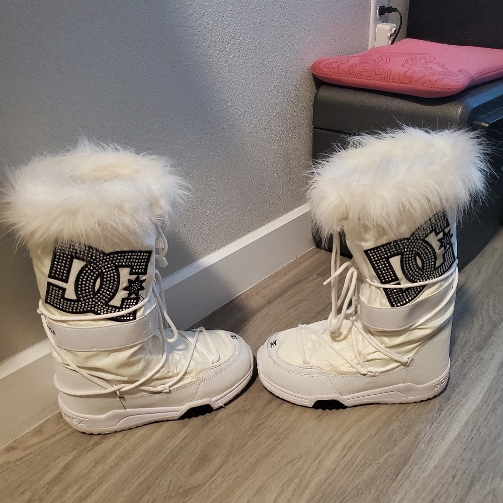 DC boots size large